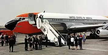 President en mev. Kennedy stap af van Air Force One in Meksikostad op 29 Junie 1962.