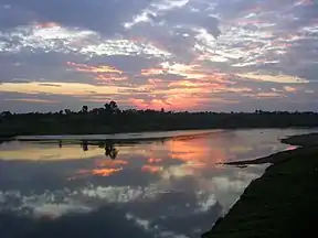 Narmada-rivieroewer naby Jabalpur.