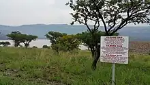 Die Kilburndam met waarskuwingsbord wat verduidelik hoekom die dam so gevaarlik is.