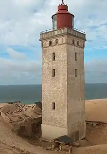 Die Rubjerg Knudevuurtoring (Rubjerg Knude Fyr) aan die kus van die Noordsee in Rubjerg, Denemarke.