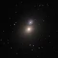 M60 en NGC 4647 van verder af gesien.