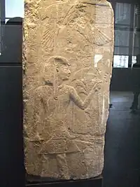 ’n 18-dinastiese stele deur die kunstenaar Imeneminet wat farao Menkaoehor van die 5de Dinastie uitbeeld (Louvre).