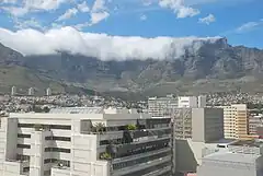 Tafelberg en sy "tafeldoek", soos gesien van die boonste verdiepings van die Mutual Gebou.