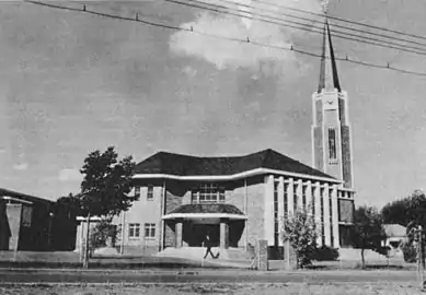 Ds. P.W. de Lange het die hoeksteen van die NG kerk Bloemheuwel op 11 Junie 1949 gelê.