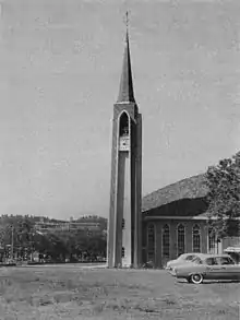 Die NG kerk Bronberg, ingewy op 22 Januarie 1955. Dié foto is sowat vyf jaar later geneem toe die Uniegebou nog van die kerkgebou af sigbaar was, voor woonstelblokke die gebou verdwerg het.