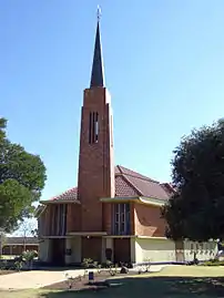 Ds. M.M. Grobler het die hoeksteen van die Hervormde kerk Eendracht op Leandra op 22 April 1950 gelê. die bouaannemer was M.A. Buys.