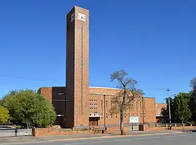 Die NG gemeente Ladismith se nuwe NG kerk is in Oktober 1942 ingewy. Dit is indertyd as "'n pragtige gebou" beskryf. Sy broer Le Roux Smith le Roux was verantwoordelik vir die plafonskilderye.