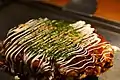 Japannese okonomiyaki, ’n sout pannekoek met ’n verskeidenheid bestanddele.