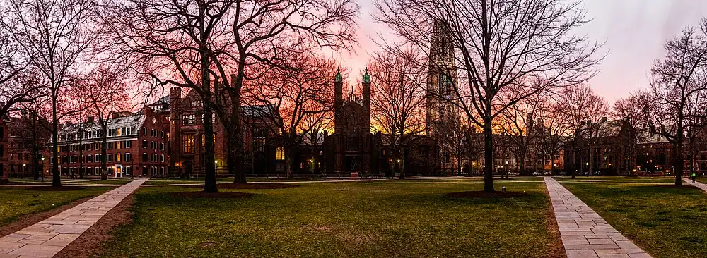 Yale se Old Campus teen sonsopkoms, April 2013