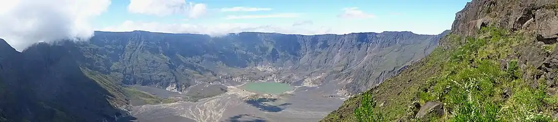 'n Panorama van die kaldera op die berg Tambora, Julie 2017