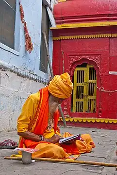 ’n Sadhu op ’n rivieroewer