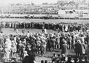 'n Skare kyk hoe na die Melbournebeker in Australië, 1930.