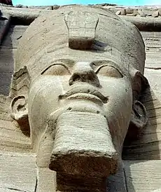 ’n Standbeeld van Ramses II by Aboe Simbel.