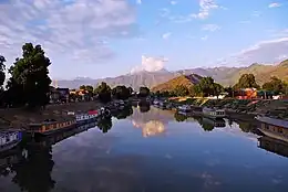 Huisbote op die rivier Jhelaum in Srinagar.