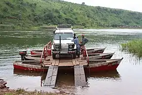 'n Veerboot op die Luvuarivier naby Pweto, Katanga, Demokratiese Republiek van die Kongo