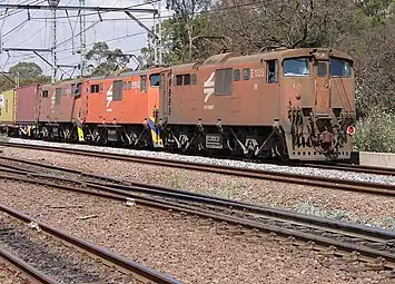 Drie van Spoornet se Klas 17E-elektrieselokomotiewe trek 'n trein in Capital Park, Pretoria