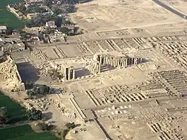 'n Lugfoto van Thebe se Ramesseum, wat die pilare en bygeboue wys.