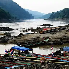 Die Salween op die grens tussen Mianmar (links) en Thailand (regs).