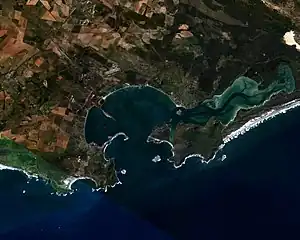 Lugfoto van Saldanhabaai. Malgas is die eerste eiland aan die linkerkant soos mens die baai invaar.