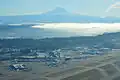 SEA Lughawe-eindpuntgeboue met Mount Rainier in die verte