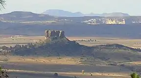 Berge met kranse van die Clarens-sandsteenformasie buite Ficksburg. Soutkop kan op die voorgrond gesien word.