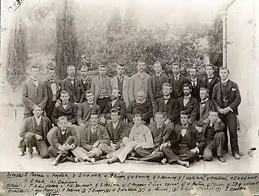 1895: Professore en studente van die Teologiese Skool op Burgersdorp. Voor: J. du Plooy, Ferdinand Postma, J. Kruger, Willem de Klerk, W. Rörich, P. Lion Cachet, J. Coetzee, ene Venter. Middel: Jacobus du Plessis, Flippie Snyman, prof. Stephanus Postma, prof. Jan Lion Cachet, Willem Postma, J. Kruger, J.G.H. van der Walt. Agter: Dirk Postma, ene Heystek, D. van der Walt, G.H.J. Kruger, W. Henning, A. Henning, J. de Klerk, onbekend, H. de Klerk, C.W. van der Walt, P. Maré en J. Diepraam.