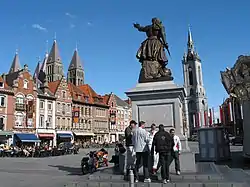 Die Groot Mark, kloktoring en katedraal van Doornik