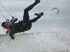 Eenstukpak gedra deur kitesurfer