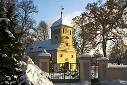 Die ou dorpskerk van Kladow in die winter