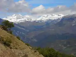 Las Tres Serols (ezquierda) y las Tres Marías (cabo de la sierra d'as Zucas, dreta), anvista dende la valle de Puértolas.