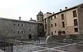 A plaza «nueva» de Ligüerre, con casa Sabastián en a ezquierda, y casa Broto en a dreita.