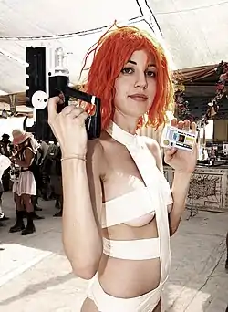 Una cosplay disfrazada como Leeloo, personache interpretau por Milla Jovovich.