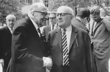 O filosofo, sociologo y mosicologo alemán Theodor W. Adorno, en una imachen de 1965 (en o centro.