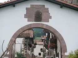 Arco d'a puerta d'entrada a lo lugar d'Amaiur.