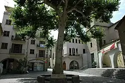 Plaza Mayor d'Arbúcies, con a Casa d'a Villa y a ilesia de Sant Quirze