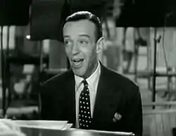 O actor, bailarín y cantaire estausunidense Fred Astaire, en una imachen d'a cinta Second Chorus (1940).