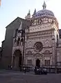 A basilica Santa María Mayor y Capela Colleoni.