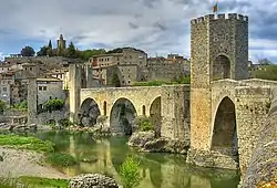 O puent de Besalú, d'estilo romanico, sobre o río Fluvià