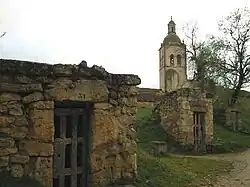 As bodegas de Zazuar con a ilesia de Sant Miguel en segundo termin