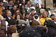 O director, guionista y productor francés Élie Chouraqui (en amariello) en 2008 chunto a Patrick Bruel mientres una manifestación por a liberación de Gilad Shalit en Neuilly-sur-Seine (Francia).