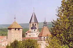 Anvista d'as torres de Clunyego, con o monesterio de Clunyego