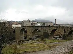 Anvista d'El Pont de Vilomara i Rocafort con o puent d'estilo romanico que li da o suyo nombre