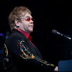 O cantaire y musico britanico Elton John mientres d'una actuación en Noruega o 20 de chunio de 2009.