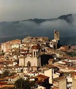 Anvista d'Artés con as suyas ilesias