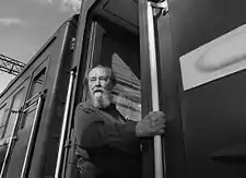 O escritor y politico ruso Aleksandr Solzhenitsyn en Vladivostok en 1994, en tornar d'o exilio.