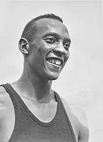 Jesse Owens en os Chuegos Olimpicos de Berlín (1936).