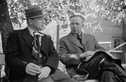 Os escritors Harry Martinson (a ezquierda) y Ivar Lo-Johansson (a dreita) en 1940.