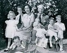 John Farrow con a suya familia en 1950.