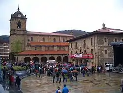 A plaza de Legazpi, con a Casa d'a Villa y a ilesia