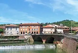 A Casa d'a Villa de Montesquiu de Bolbèstra y o puent sobre o río Arize